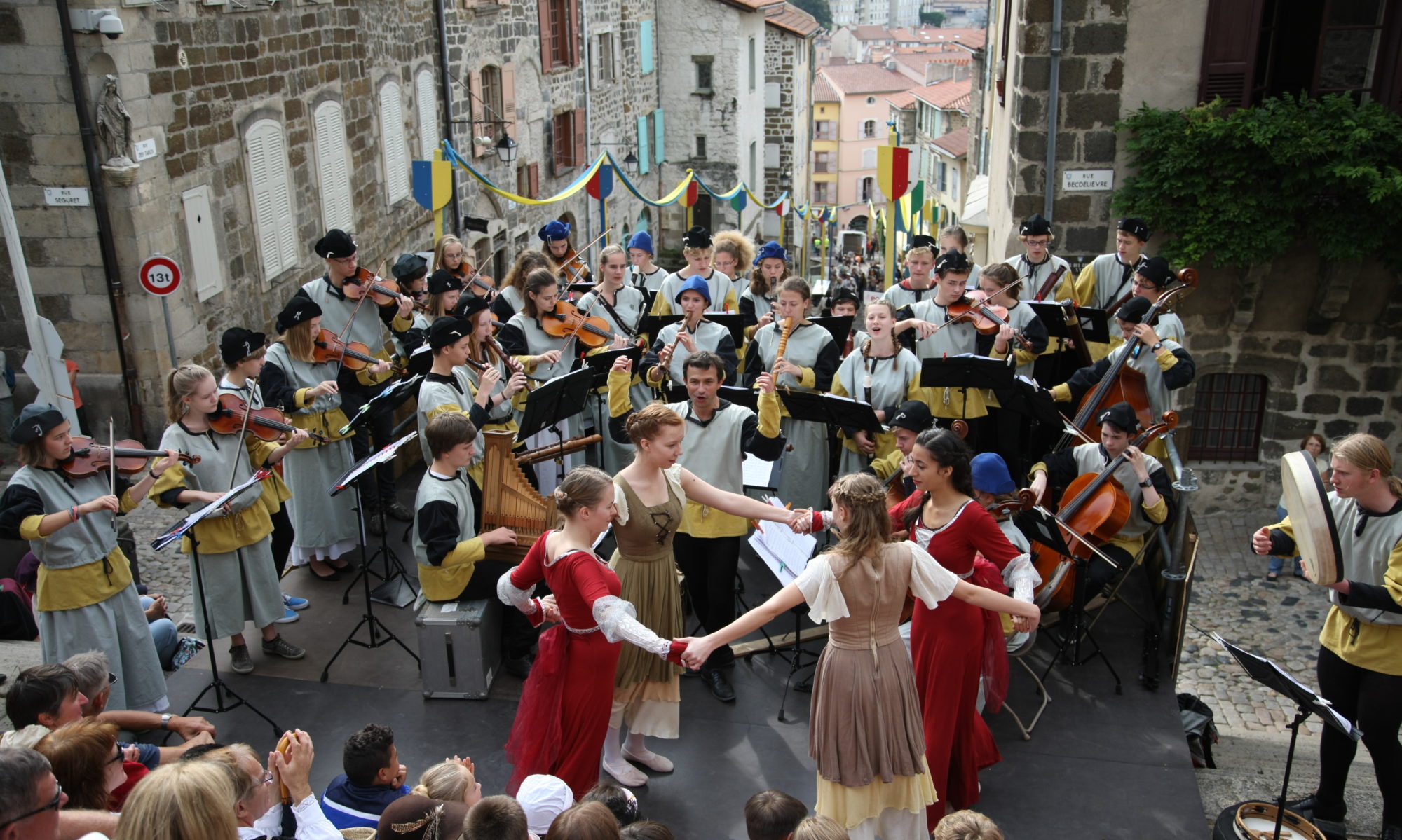 Jugendmusiziergruppe Michael Praetorius Leipzig in historischen Kostümen bei einem Alte-Musik-Festival in Frankreich